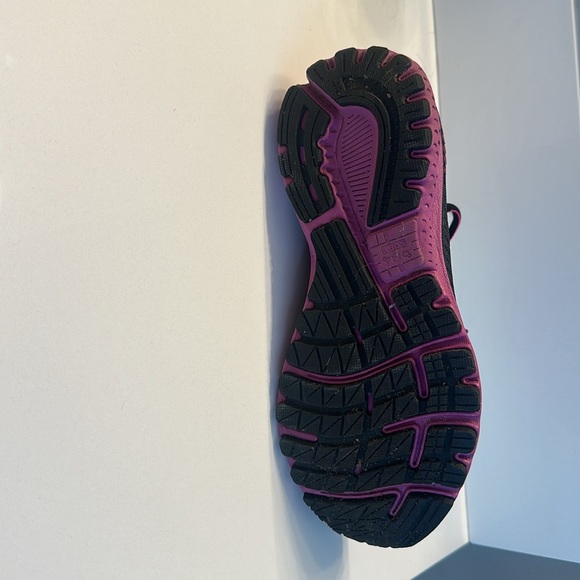 Barely worn Brooks sneakers - Picture 7 of 11